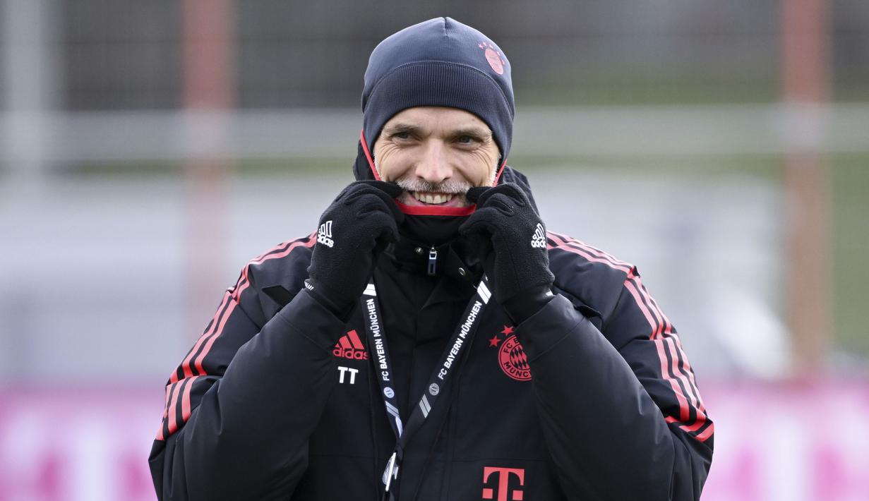 <p>Pelatih Bayern Muchen, Thomas Tuchel saat latihan perdananya bersama tim yang berlangsung di Munchen, Jerman, Selasa (28/03/2023). Tuchel akan memulai laga debutnya bersama Die Roten saat melawan Borussia Dortmund di Liga Jerman pada Sabtu (01/04/2023). (AP Photo/Dpa/Sven Hoppe)</p>