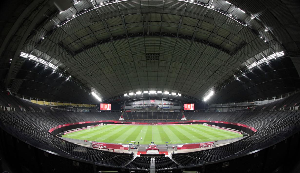 Sapporo Dome yang jadi tempat digelarnya laga ini juga spesial. Stadion di Sapporo, Hokkaido, ini memiliki kubah besar yang bisa dibuka dan ditutup demi melindungi bagian dalam dari cuaca dingin dan salju saat musim dingin tiba. (AFP/Asano Ikko)