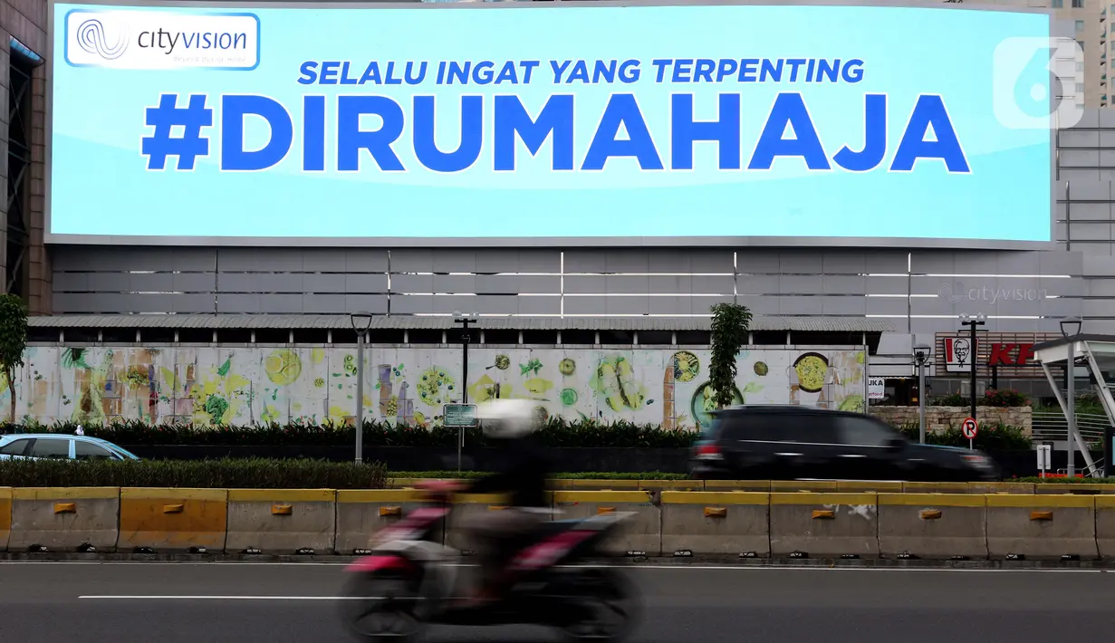 Sebuah videotron menampilkan pesan terkait pandemi COVID-19 di Jalan Jenderal Sudirman, Jakarta, Jumat (1/5/2020). Sejumlah pesan disampaikan dengan beragam cara untuk mengingatkan masyarakat agar ikut serta dalam upaya memutus mata rantai penyebaran COVID-19. (Liputan6.com/Helmi Fithriansyah)