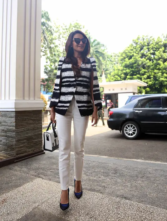 Setelah berjalan sekitar empat bulan, sidang Tsania Marwa akhirnya memasuki putusan. Tsania resmi menyandang status janda sejak Selasa (15/8/2017). Dalam putusan itu, hakim menolak permohonan hak asuk kedua anaknya. (Nurwahyunan/Bintang.com)