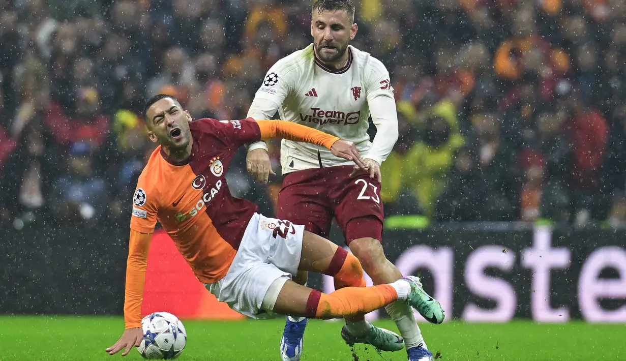 Hasil imbang 3-3 tidak mengubah posisi kedua tim di klasemen sementara Grup A Liga Champions 2023/2024. (YASIN AKGUL / AFP)