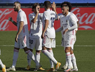 Real Madrid berpesta gol saat menjamu Huesca pada laga lanjutan Liga Spanyol di Estadio Alfredo Di Stefano. Karim Benzema yang tampil agresif mencetak dua gol dan membawa Real Madrid menang 4-1 atas Huesca. (AP Photo/Manu Fernandez)