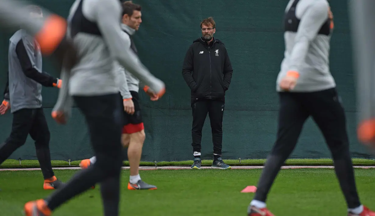 Pelatih Liverpool, Jurgen Kloop melihat para pemainnya berlatih jelang menghadapi Manchester City pada leg kedua babak perempatfinal Liga Champions di Melwood di Manchester, Inggris (9/4). (AFP Photo/Paul Ellis)