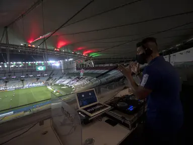 DJ Franklin Scheleger (29) memainkan suara dan lagu menyerupai gemuruh suporter selama pertandingan antara Fluminense dan Atletico Goianiense dalam babak lanjutan Kejuaraan Brasil di Stadion Maracana, Rio de Janeiro, Brasil, pada 2 September 2020. (AFP/Mauro Pimentel)