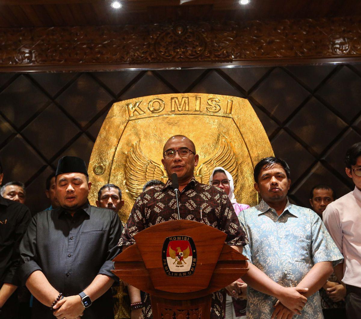 Ketua Komisi Pemilihan Umum (KPU) Hasyim Asy'ari memberikan tanggapan setelah resmi dipecat oleh Dewan Kehormatan&nbsp;Dewan Kehormatan Penyelenggara Pemilu (DKPP) di Kantor KPU RI, Jakarta Pusat, Rabu (3/7/2024). Hasyim Asy'ari resmi dipecat DKPP dari ja