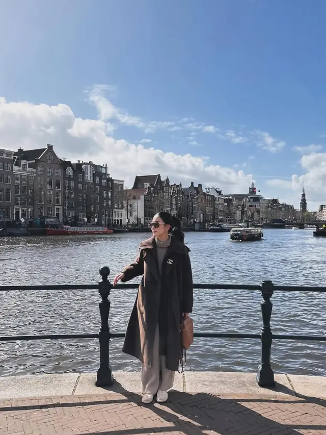 Potret Romantis Bunga Zainal dan Suami Liburan di Eropa, Andalkan Busana Earth Tone dan Backpack Rp63 Jutaan