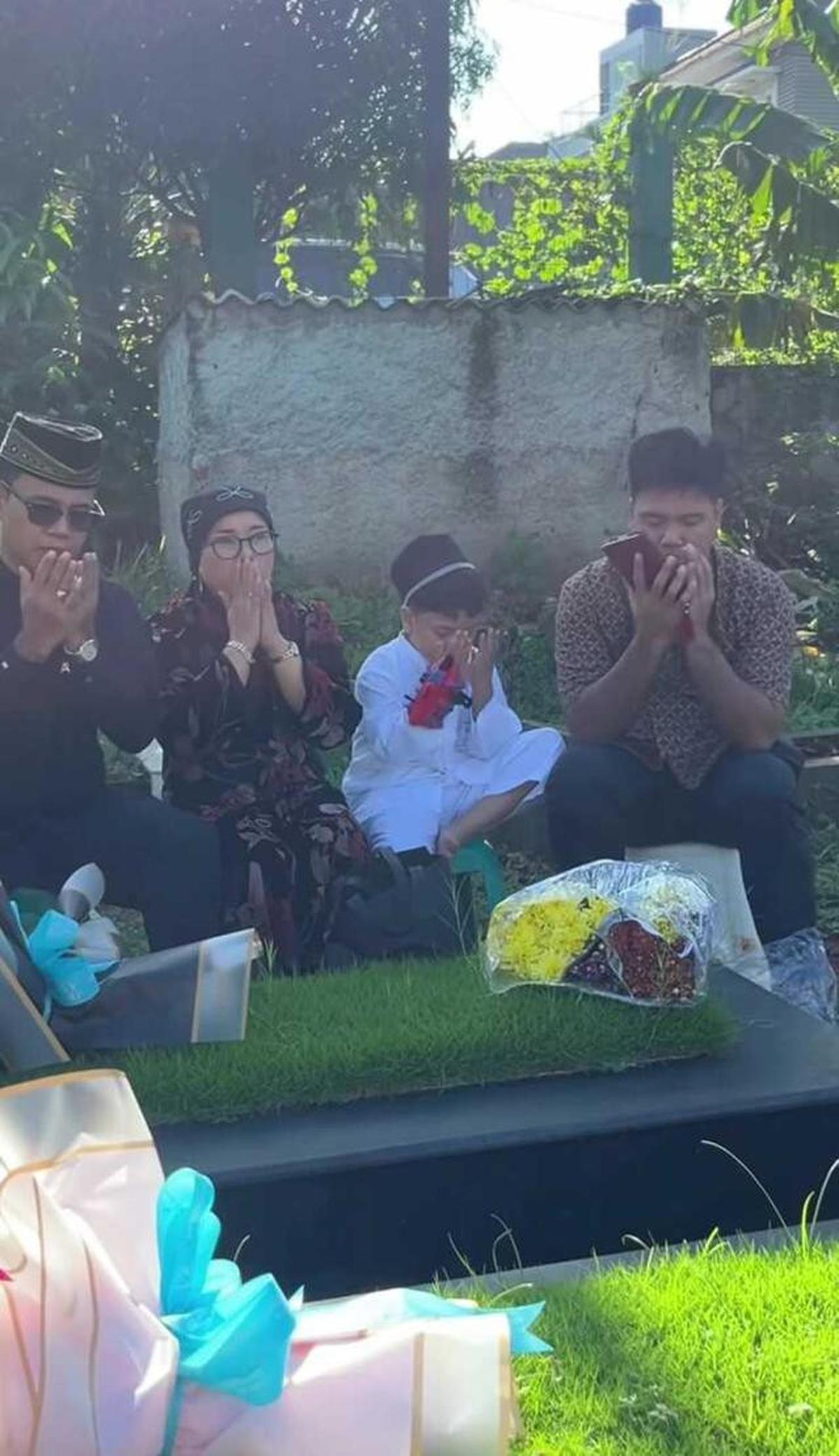 Momen Gala Sky Ziarah ke Makam Orang Tua, Mengenang 4 Tahun Kepergian Vanessa dan Bibi
