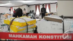 Hampir satu ruangan penuh di MK berisi dokumen yang diberikan Tim Prabowo-Hatta sebagai bukti kecurangan pilpres yang mereka temukan, Jakarta, Senin (18/8/2014) (Liputan6.com/Herman Zakharia)