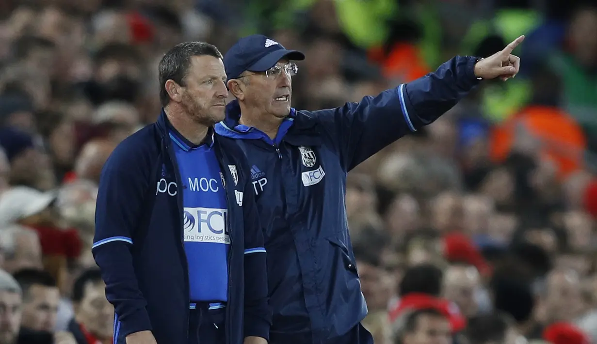  Pelatih West Bromwich Albion, Tony Pulis (kanan) berdiskusi dengan asisten pelatih, Mark O'Connor saat timnya melawan Liverpool pada lanjutan Premier League pekan ke-9 di Stadion Anfield, Minggu (23/10/2016) dini hari WIB. (Reuters/Phil Noble)