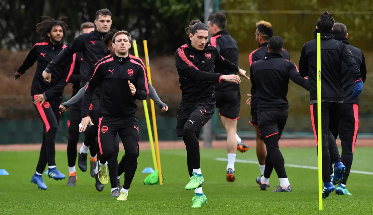 Para pemain Arsenal melakukan pemanasan selama latihan di London Colney Arsenal, Inggris (4/4). Arsenal akan bertanding melawan wakil Rusia, CSKA Moscow pada leg pertama babak perempat final Liga Europa. (AFP Photo/Ben Stansall)