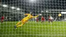 Pemain Fulham Bobby Decordova-Reid (kedua kiri) mencetak gol ke gawang Liverpool pada pertandingan Liga Premier Inggris di Stadion Craven Cottage, London, Minggu (13/12/2020). Liverpool dan Fulham bermain imbang 1-1. (AP photo/Matt Dunham, Pool)