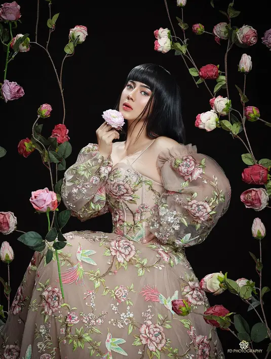 Dalam pemotretan terbarunya, Felicya Angelista tampil cantik bak boneka dengan gaun besar [@fdphotography90]