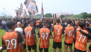 Ratusan suporter Persija Jakarta, The Jakmania, menyerbu latihan tim kebanggaannya di Persija Training Ground, Depok, pada Jumat (8/5/2026) pagi WIB. (Bola.com/Muhammad Iqbal Ichsan)