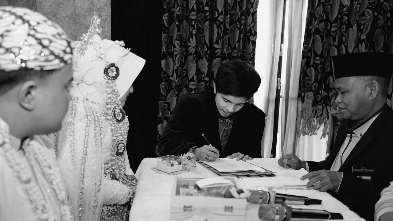 7 Potret Atta Halilintar Jadi Saksi Nikah Karyawannya, Tampil Formal - Disebut Lebih Ganteng Tanpa Kacamata Hitam