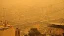 Pemandangan menunjukkan kota Bourj - Hammoud di Beirut saat badai pasir berlangsung, Lebanon 8 September 2015. Badai pasir besar melanda Timur Tengah, menewaskan 2 orang dan ratusan orang dirawat di rumah sakit di Lebanon.  (REUTERS/Alia Haju)