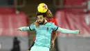 Penyerang Liverpool, Mohamed Salah, duel udara dengan pemaIn Southampton, Ryan Bertrand, pada laga Liga Inggris di Stadion St Mary's, Selasa (05/01/2021). Liverpool takluk 1-0 dari Southampton. (AP Photo/Noami Baker,Pool)