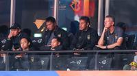 Pelatih kepala Timnas Indonesia U-17, Bima Sakti (kedua kanan) bersama konsultan pelatih Timnas Indonesia U-17, Frank Wormuth (kanan) saat menonton laga Grup H Piala Dunia FIBA 2023 antara Kanada melawan Latvia di Indonesia Arena, Senayan, Jakarta, Selasa (29/08/2023). (Bola.com/Bagaskara Lazuardi)
