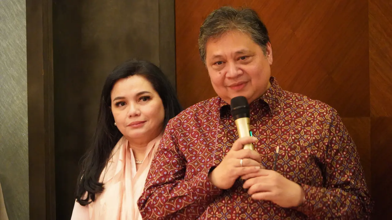 Ketua Umum DPP Partai Golkar, Airlangga Hartarto menyampaikan langsung ucapan terima kasihnya kepada seluruh mantan tenaga kesehatan (nakes) yang bertugas di Rumah Sakit Darurat Covid-19 (RSDC) Wisma Atlet Kemayoran.