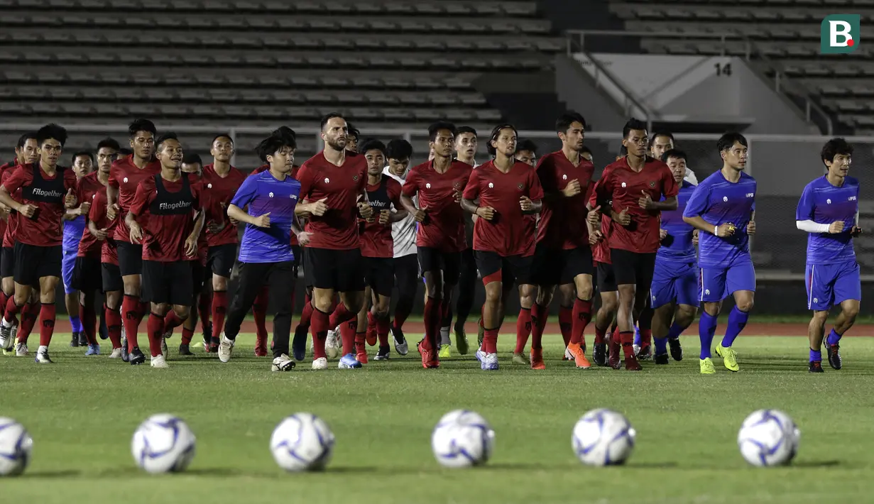 Pemain Timnas Indonesia Senior saat mengikuti latihan di Stadion Madya, Senayan, Jakarta, Jumat (14/2). Latihan pertama Timnas Indonesia ini diikuti 30 pemain.(Bola.com/Yoppy Renato)