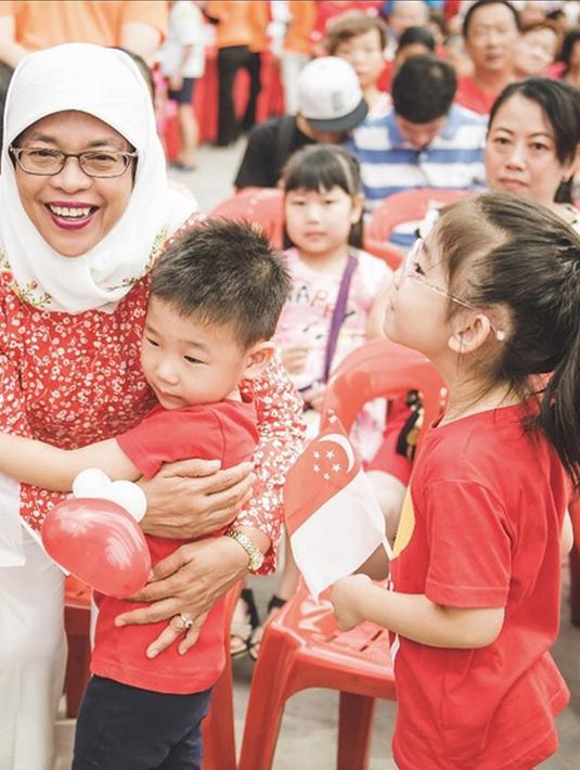 PHOTO: Gaya Blusukan Halimah Yacob, Perempuan Pertama yang ...