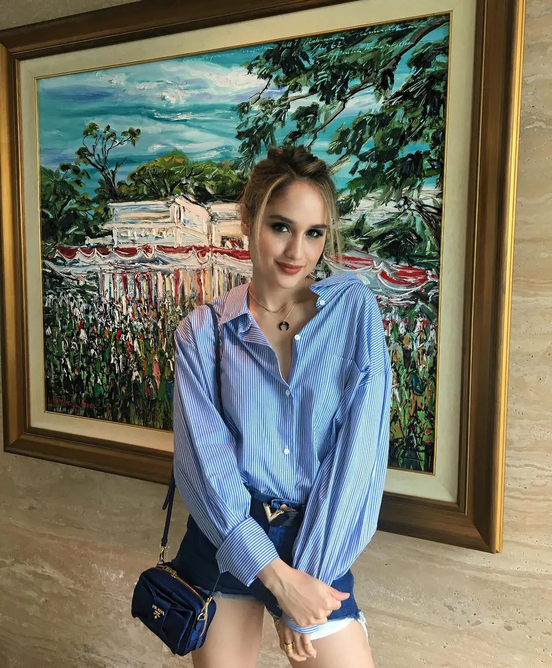 Mix and match kemeja bikin makin modis ala artis cantik. (Sumber foto: claurakiehl/instagram)