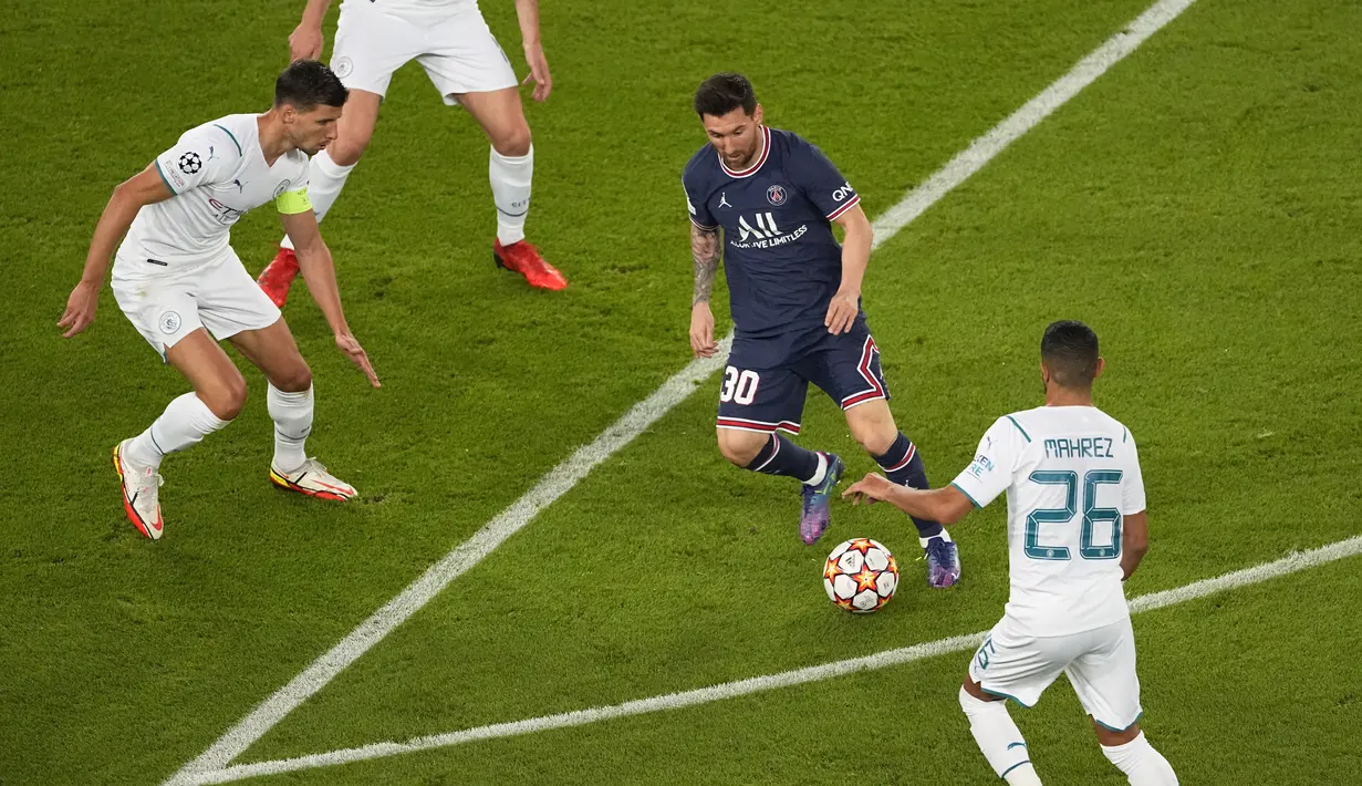 Penyerang PSG, Lionel Messi membawa bola saat bertanding melawan Manchester City pada pertandingan grup A Liga Champions di Parc des Princes di Paris, Rabu (29/9/2021). Dengan hasil ini, PSG berada di posisi pertama klasemen dengan 4 poin. (AP Photo/Michel Euler)