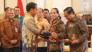 Presiden Joko Widodo menyerahkan dokumen Strategi Nasional (Stranas) Pencegahan Korupsi kepada Jaksa Agung HM Prasetyo di Istana Negara, Jakarta, Rabu (13/3). (Liputan6.com/Angga Yuniar)