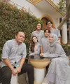 Ikut merayakan Lebaran di rumah Sule, Mahalini-Rizky Febian kompak dalam busana abu-abu [@rizkyfbian]