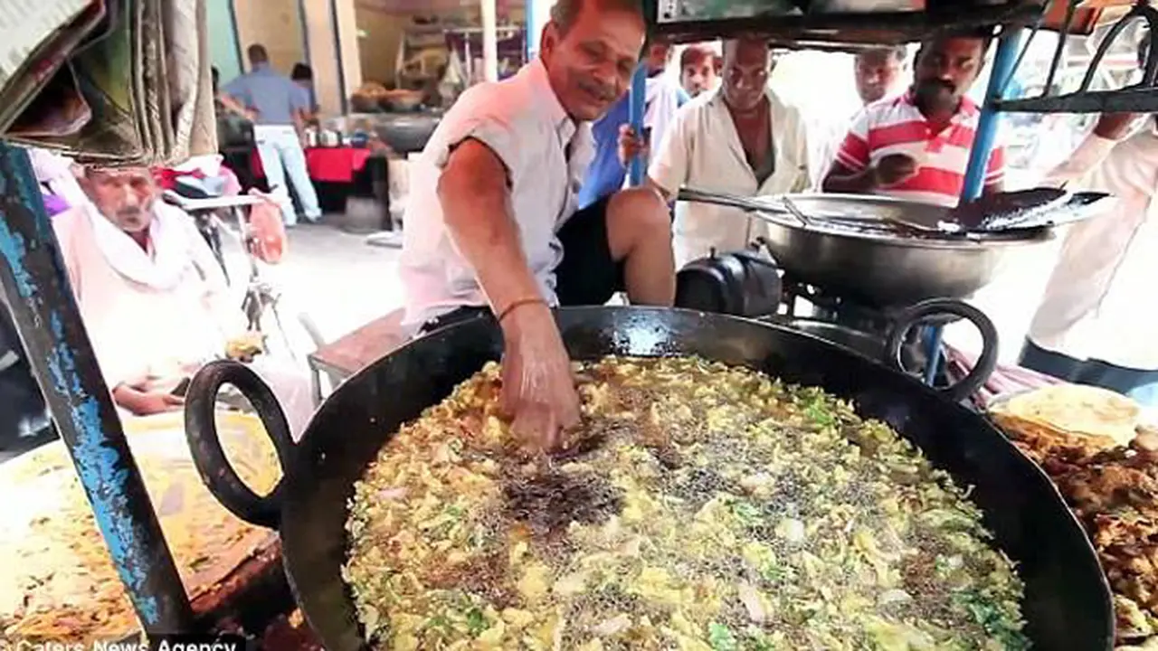 Tangan Kebal Minyak Panas, Warung Kakek Ini Banjir Pembeli