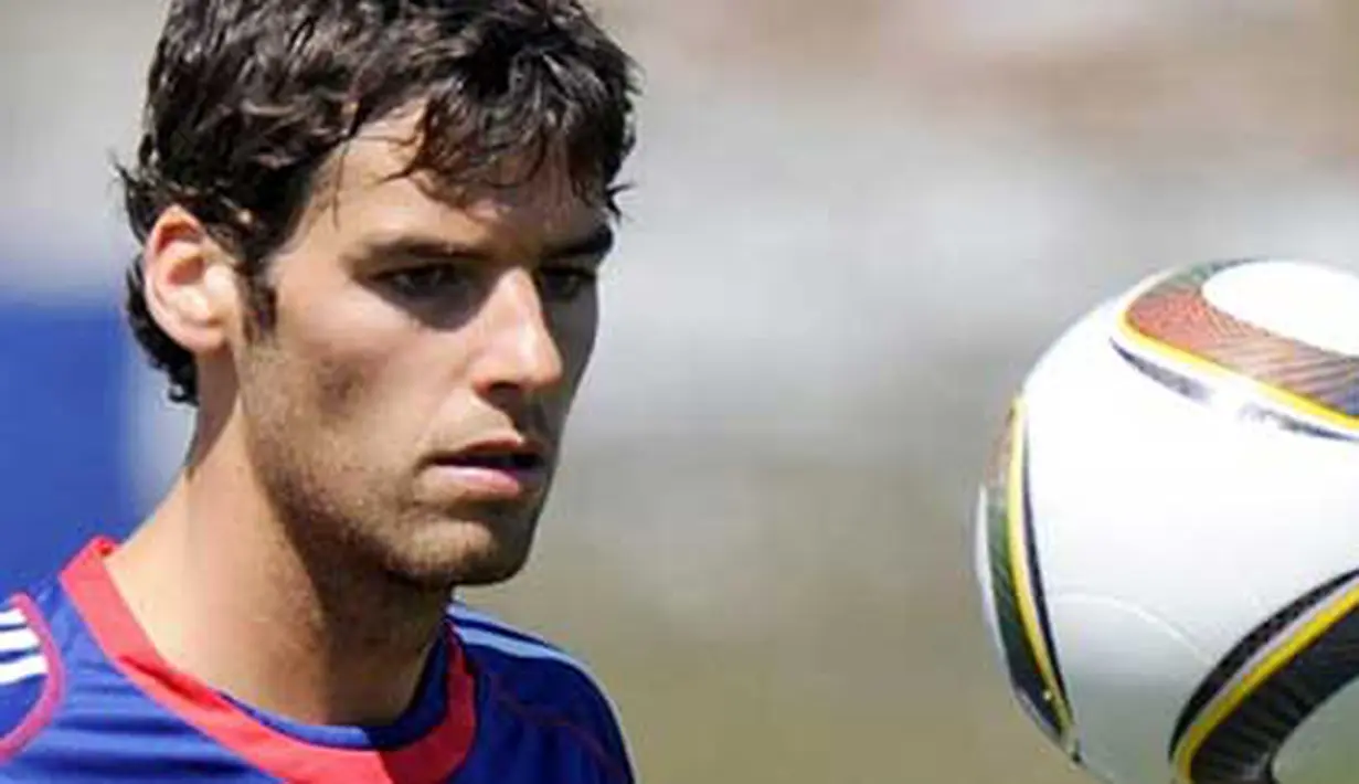 Aksi gelandang Prancis, Yoann Gourcuff bermain dengan bola di sesi latihan timnas di Tignes, 25 Mei 2010 jelang PD 2010. AFP PHOTO / FRANCK FIFE 