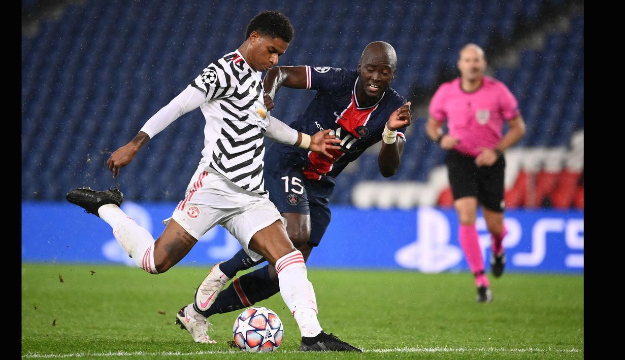Marcus Rashford kembali menggetarkan gawang PSG di menit akhir pertandingan dalam babak penyisihan grup Liga Champions 2020. MU berhasil mengalahkan PSG 2-1. (AFP/Franck Fife)