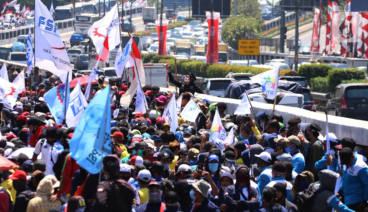 Ribuan buruh melakukan aksi di depan Gedung DPR RI, Jakrta, Selasa (25/8/2020). Aksi tersebut menolak draft omnibus law RUU Cipta Kerja yang diserahkan pemerintah kepada DPR. (Liputan6.com/Angga Yuniar)