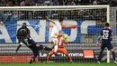 Gelandang Olympique Marseille, Florian Thauvin (kedua kanan) berhasil membobol gawang  Paris Saint-Germain pada Liga Prancis (Ligue 1) di Stadion Velodrome, Minggu (22/10). PSG ditahan Olympique Marseille 2-2 . (Valery HACHE/AFP)