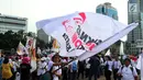 Ratusan relawan Jokowi Poros Benhil melakukan aksi damai salam jempol ceria di kawasan Monas, Jakarta, Jumat (11/1). Aksi tersebut sebagai  bentuk pesan ceria kepada masyarakat. (Liputan6.com/Johan Tallo)