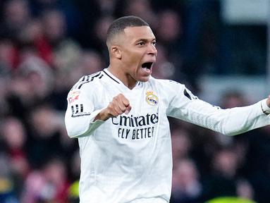 Pemain Real Madrid, Kylian Mbappe, melakukan selebrasi setelah mencetak gol ke gawang Atletico Madrid pada pekan ke-23 La Liga 2024/2025 di Stadion Santiago Bernabeu, Minggu (9/2/2025). (AP Photo/Manu Fernandez)