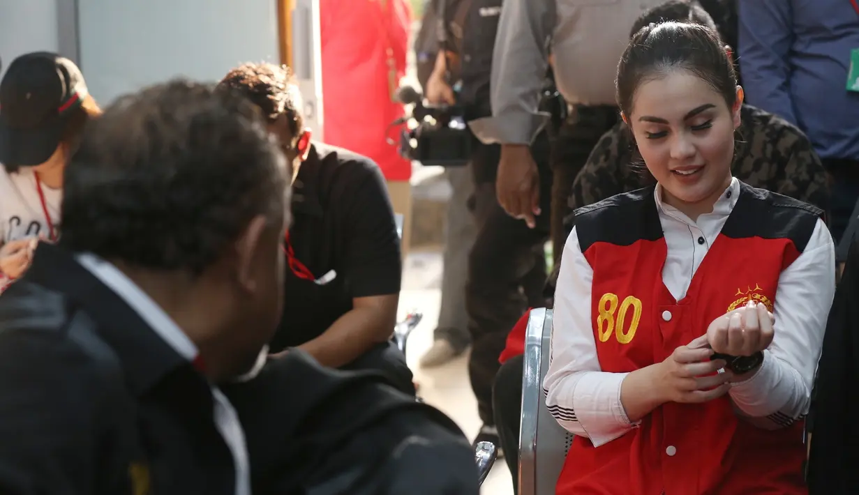 Sidang lanjutan kali ini beragendakan pemeriksaan terdakwa. Ia dicecar pertanyaan seputar narkoba yang dikonsumsi. Ia tampak tenang menjawab pertanyaan hakim. (Nurwahyunan/Bintang.com)