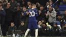 Pelatih Chelsea, Mauricio Pochettino, memeluk Cole Palmer saat ditarik keluar lapangan kala melawan Everton pada laga pekan ke-33 Liga Inggris di Stadion Stamford Bridge, Selasa (16/4/2024). (AP Photo/Ian Walton)