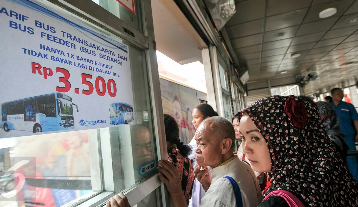 Tarif Bus Kota Terintegrasi Busway (BKTB) dengan Rute PIK-Monas turun harga, Jakarta, Senin (4/1/2016). Tarif BKTB yang semula Rp 6.000 turun menjadi Rp 3.500. (Liputan6.com/Yoppy Renato)