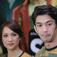 Dalam film yang akan tayang serentak pada 18 Mei Mendatang, ia memerankan sosok bos yang memiliki hubungan dengan anak buahnya, Diana (Bunga Citra Lestari) yang absurd. (Adrian Putra/Bintang.com)
