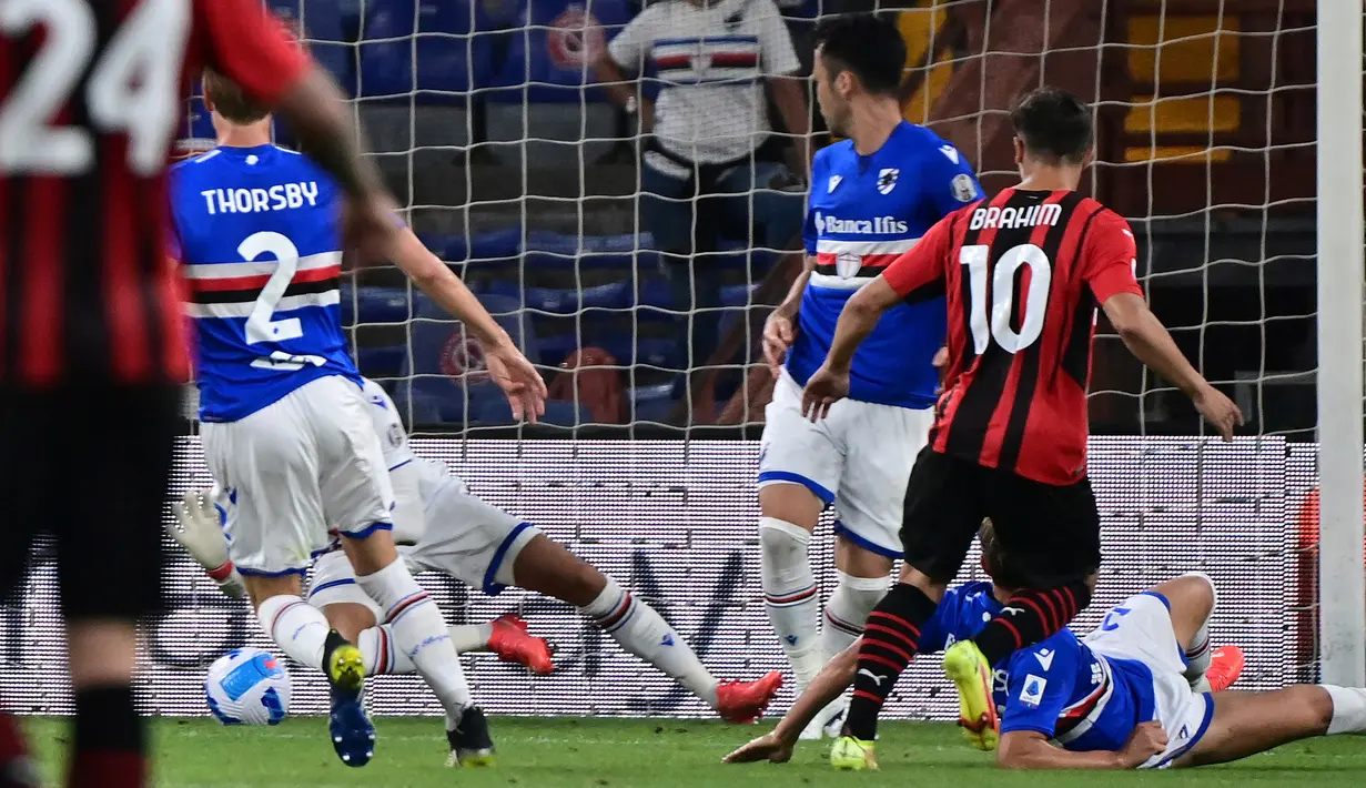 Pemain AC Milan Brahim Diaz (kanan) mencetak gol ke gawang Sampdoria pada pertandingan Serie A di Stadion Luigi Ferraris, Genova, Italia, 23 Agustus 2021. AC Milan menang 1-0. (MIGUEL MEDINA/AFP)