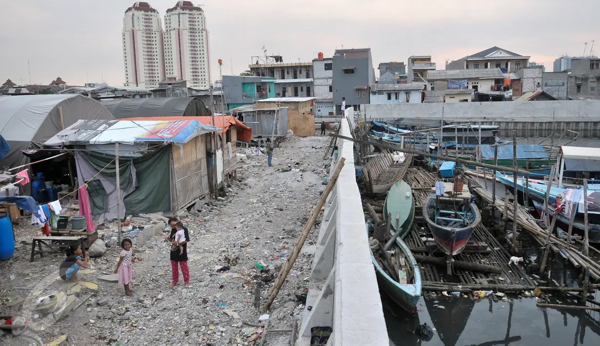Sejumlah anak korban penggusuran yang masih bertahan di atas puing bangunan Kampung Akuarium, Jakarta, Kamis (16/3). Di sana, mereka membangun rumah bedeng sembari merancang konsep kampung susun sesuai kebutuhan mereka. (Liputan6.com/Yoppy Renato)