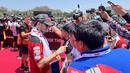Pembalap Ducati Lenovo Team, Francesco Bagnaia (kiri), berbincang dengan penggemar yang hadir di Sirkuit Mandalika, Lombok , Minggu (15/10/2023). (Bola.com/Benediktus Gerendo Pradigdo)