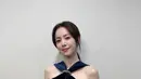<p>Han Ji Min tampil elegan mengenakan long dress navy berbahan velvet model cross neck. Melengkapi tampilannya anting-anting silver. Rambut panjang diikat ke belakang.&nbsp;[@bhent_official]</p>