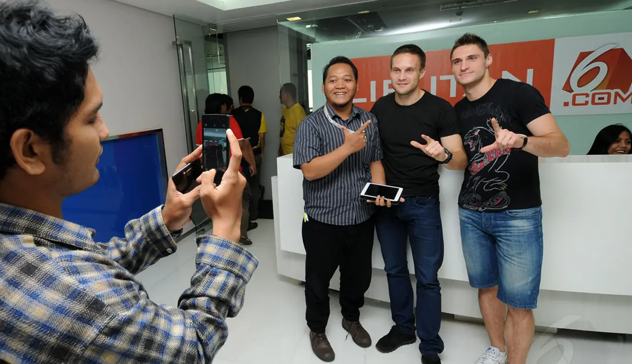 Dua pemain asing Persija Jakarta, Yevgeni Kabayev dan Martin Vunk berpose di kantor redaksi Liputan6.com, Jakarta (10/12/2014). (Liputan6.com/Helmi Fithriansyah)
