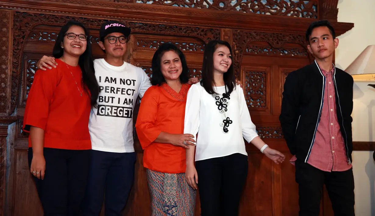 Preskon Iriana jokowi,Gibran Rakabuming Raka & Selvi Ananda Putri @ Gedung Saba Buana ( Solo ) (M. Akrom Sukarya/bintang.com)