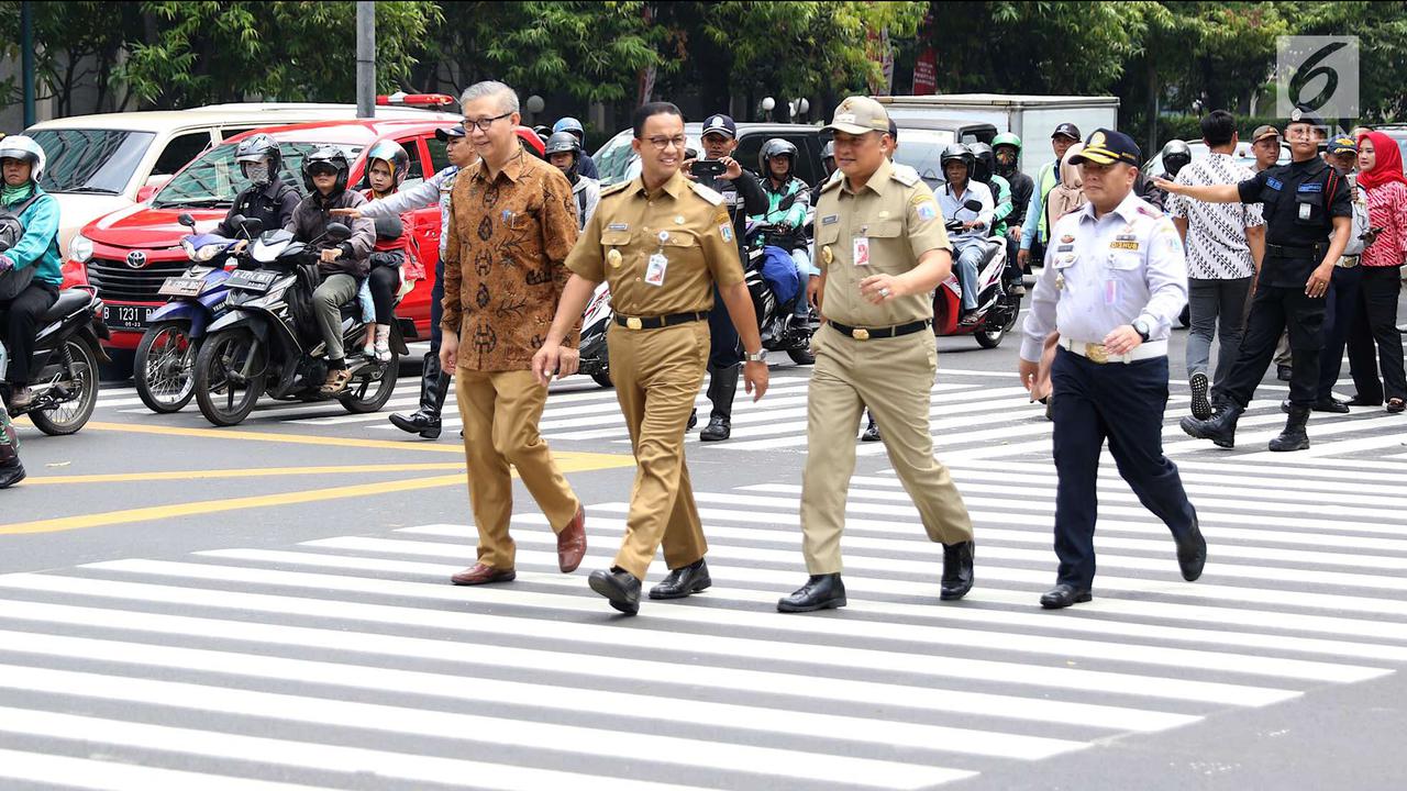 Resmikan Pelican Crossing Halte BI, Anies Baswedan Seberangkan Penyandang Disabilitas