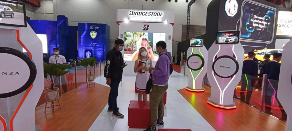 Pengunjung tertarik dengan program spesial Bridgestone di IIMS Hybrid