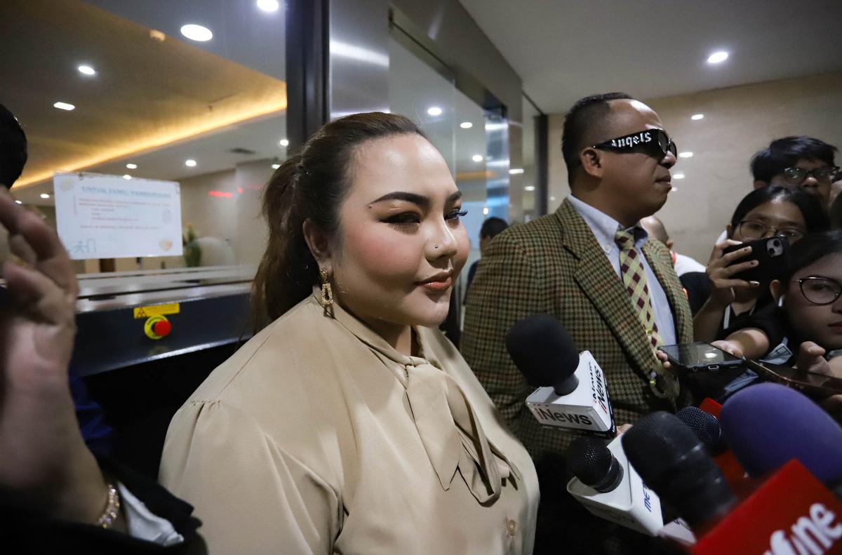 FOTO: Lisa Mariana Sambangi Mabes Polri, Jalani Tes DNA
