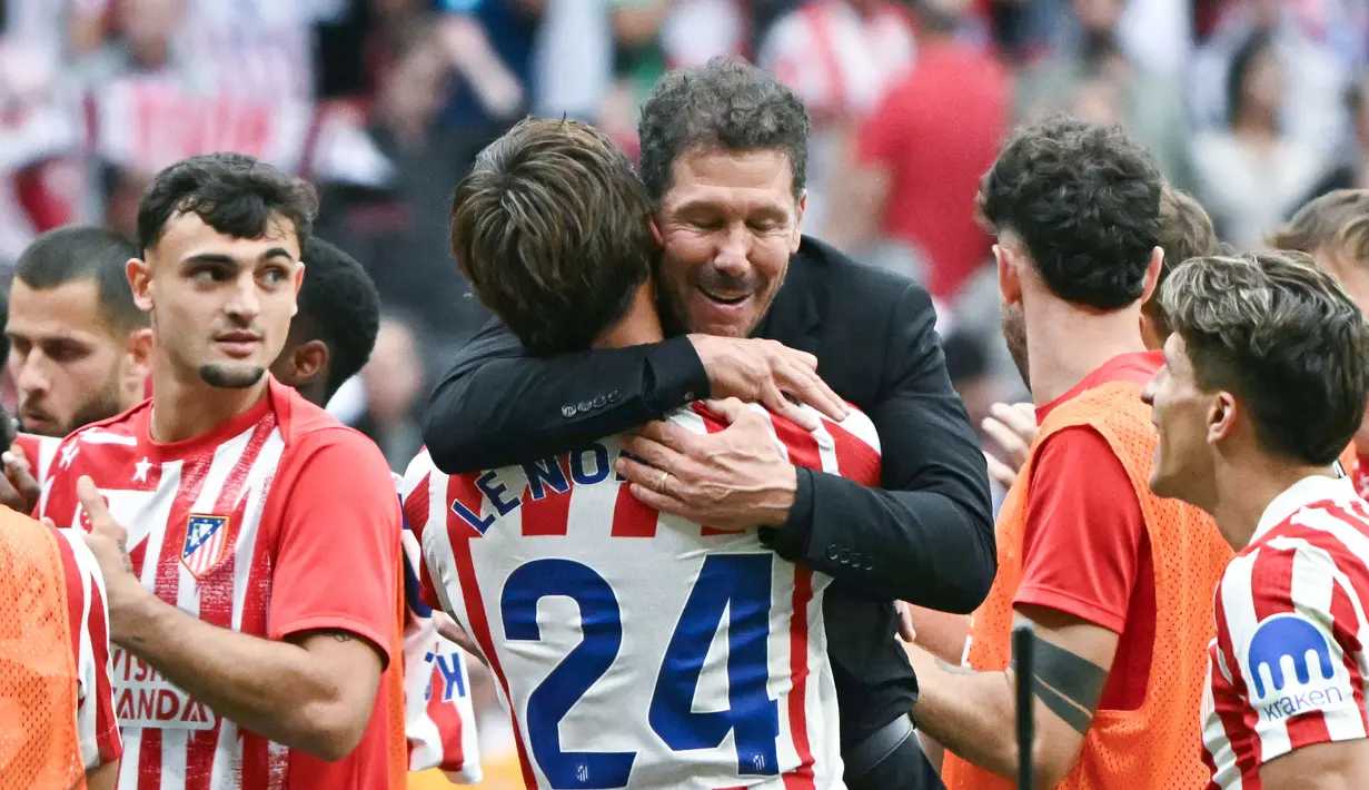 Pelatih Atletico Madrid, Diego Simeone, memeluk anak asuhnya saat merayakan kemenangan atas Real Madrid pada laga Liga Spanyol 2025/2026 di Stadion Wanda Metropolitano, Sabtu (27/9/2025). (AFP/Javier Soriano)
