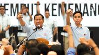 Bakal calon presiden Prabowo Subianto (kiri) bersama bakal calon wakil presiden Gibran Rakabuming Raka saat menghadiri Deklarasi Prabowo Gibran di Indonesia Arena, Jakarta, Rabu (25/10/2023). Koalisi Indonesia Maju (KIM) deklarasi Prabowo Subianto dan Gibran Rakabuming Raka sebagai calon presiden dan calon wakil presiden 2024-2029 dengan tema "Menjemput Kemenangan Indonesia Maju". (Liputan6.com/Herman Zakharia)